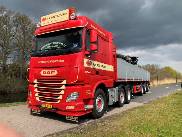 DAF XF Space Cab 6x2 van H.N. Post & Zonen met stenentrailer