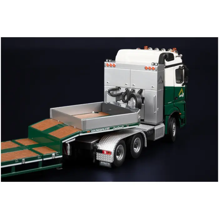 Leenaerts Born; Mercedes-Benz Arocs StreamSpace 6x4 met Nooteboom MCOS 4-assige semidieplader met oprijplaten.