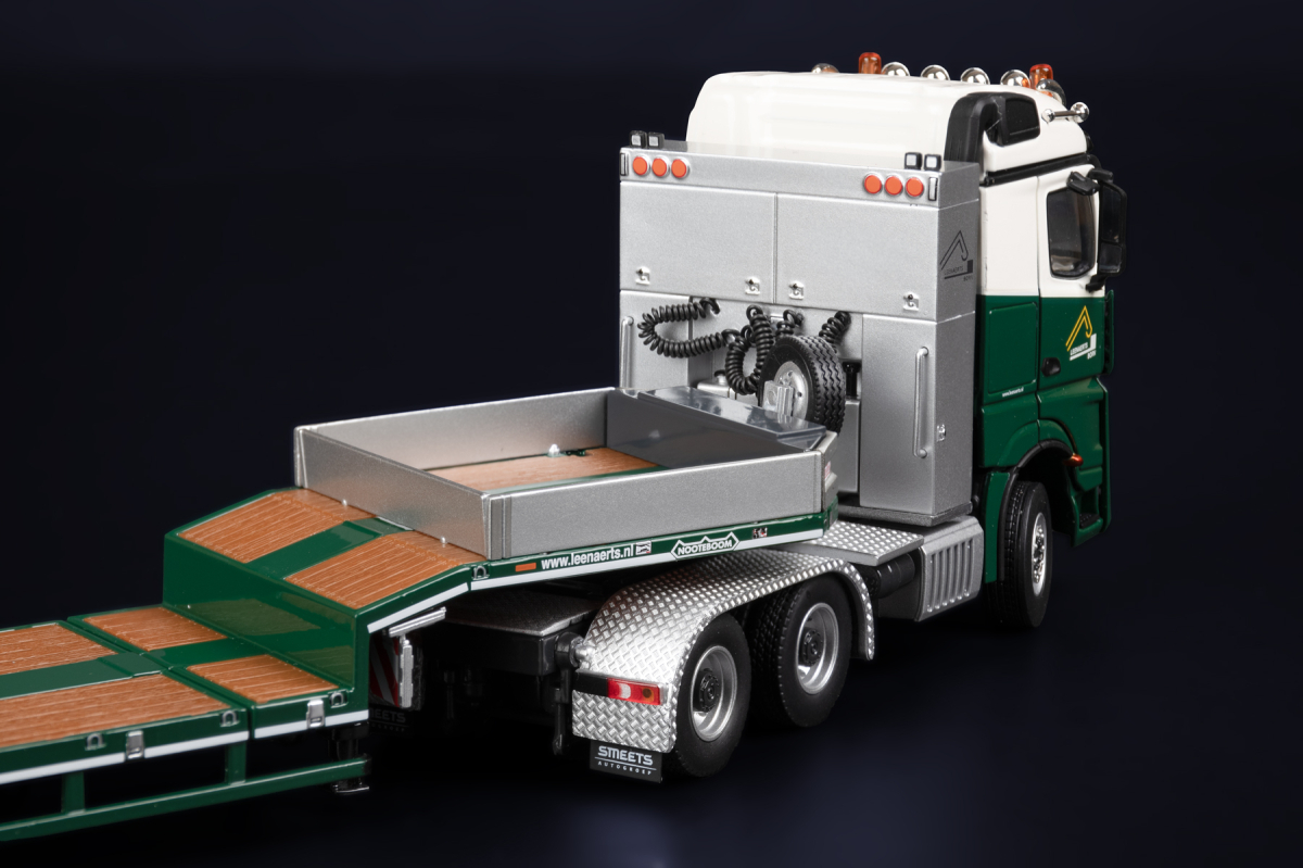 Leenaerts Born; Mercedes-Benz Arocs StreamSpace 6x4 met Nooteboom MCOS 4-assige semidieplader met oprijplaten.