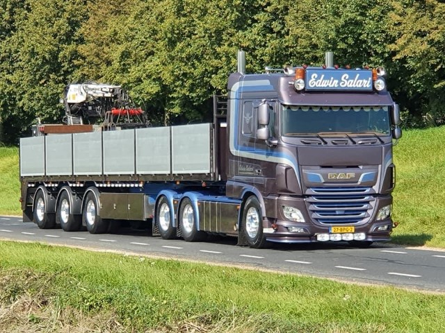 Edwin Salari's DAF XF Euro 6 Space Cab 6x2 sleepas met 3-assige stenenoplegger